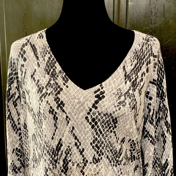 APT9 Cashmere animal pattern gray v-neck sweater -size Medium - Picture 4 of 9